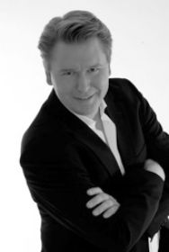 Thomas Heyer (Tenor und Professor für Gesang an der Musikhochschule in Frankfurt/Main - www.thomasheyer.com). 